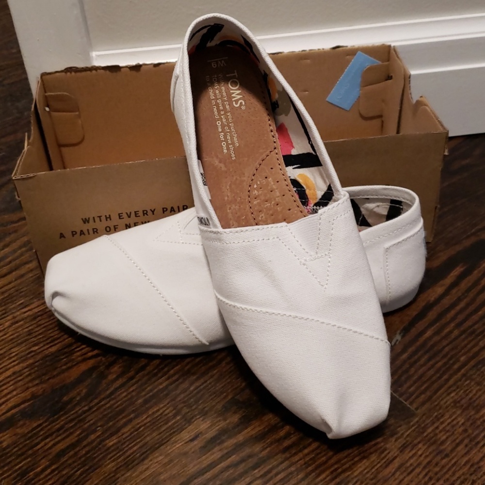 Never Worn Tom's classic canvas